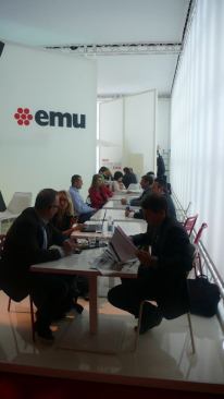 How the deal goes down: che stanno facendo business, at the Emu booth.