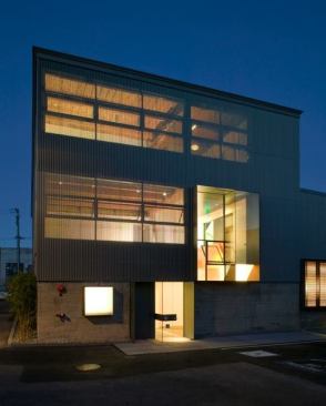 The Matarozzi and Pelsinger headquarters in SoMa features screens that enable views but clearly present a solid material—and thus no threat to birds.