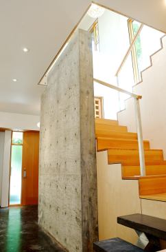 A freestanding concrete wall helps to cool the house in the summer.