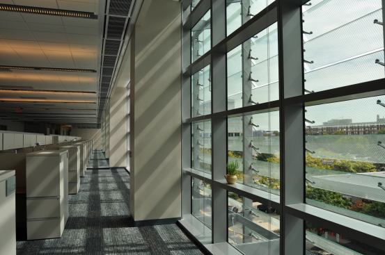 Offices at the Consolidated Forensic Laboratory&nbsp;benefit from ample daylight, mitigated by hydraulic-controlled adjustable louvers on the exterior.