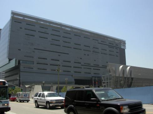 Façade of the CalTrans building, by Morphosis Architects.
