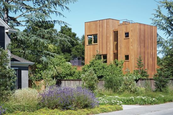 At the house’s western end is a three-story tower that accommodates a guest suite on each floor. The roof deck overlooks the surrounding landscape, while photovoltaics from Builders Solar line the PVC-clad roofs of the two lower volumes. These panels bring in 90 percent of the house’s required electricity.