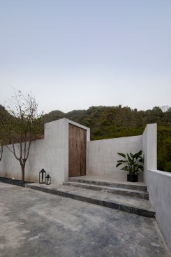 main entrance (east courtyard)