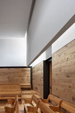 Fixtures behind the scrim walls in the Quaker  Meeting Room mimic the glow of the clerestory windows behind.