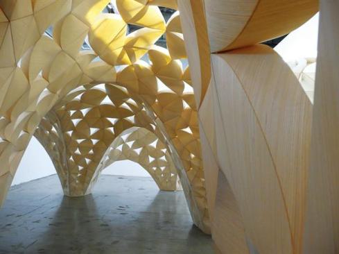 In the Voussoir Cloud, a series of wood laminate petals were used to create compression arches and vaults in a study of structure and porosity. Teams of students were involved in folding the laser-cut petals and in assembling those petals to construct the installation.