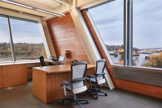 Private+offices+are+few+and+far+between+in+the+largely+open-plan+building%2c+but+those+along+the+western+edge+of+the+structure+feature+a+slanted+window+wall.