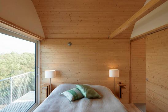 Three tightly proportioned bedrooms, sliding interior doors, and built-in furniture make the most of the building’s 900 square feet of interior space.