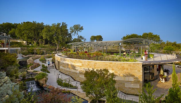 The+earth-bermed+Discovery+Center+features+a+roof+garden%2c+interactive+exhibits%2c+and+a+platform+to+view+the+Adventure+Garden.