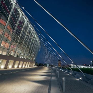 The entry drive to the Kauffman Center is anchored by 27 high-tension steel cables that support the glass curtainwall.