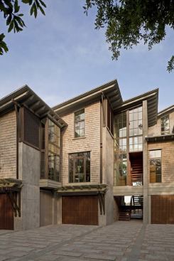 From the front motor court, you can catch glimpses of the lush landscape stretching east toward the ocean.