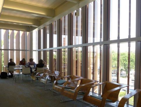 Daylight control zones in the upper reading rooms relate to daylight contributions from the façade and the atrium.