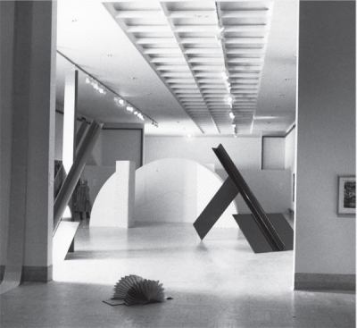 Saarinen used the attic space above the ceiling to house the lighting components, including the ballasts, but in the 1980s they started to smoke. Fearing they would start a fire, the fluorescent lighting system was turned off and a makeshift tracklighting system installed in its place.