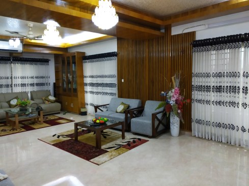 Formal Living Space with well decorated and Furnished Interior