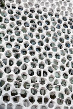 The tiles’ biomimetic pattern derive from a quasicrystalline, or penrose, grid and are hung using the studio's clustering system, which it calls Mega Panels. The hospital  façade comprises 509 Mega Panel clusters.