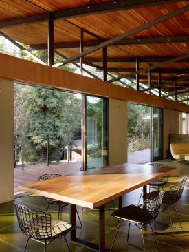 The roof’s long overhang provides welcome shade during northern California’s hot, dry summers.