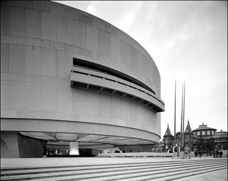 The Hirshhorn Museum's north fa&ccedil;ade, with a balcony that faces the National Mall