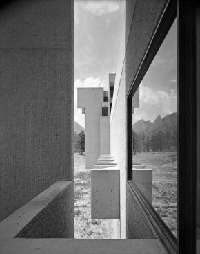 Concrete walls mixed with local sandstone aggregate were bush-hammered to help them blend with their mountainous surroundings.