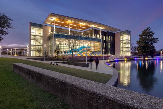 With the goal of creating a new ‘beehive’ for student gathering, experience and memory, the building’s iconic new ‘living room’ opens itself to the boardwalk and views of the picturesque Gee Lake.