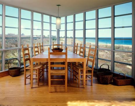 A+glass-enclosed+dining+room+afforded+views+of+the+sea.