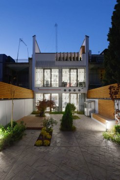 Varesh Building / Arel Architects Group