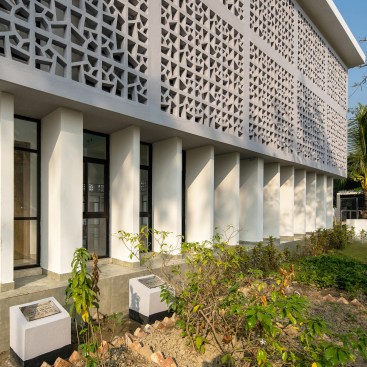 repetitive vertical walls  