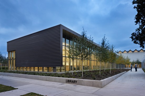 The+new+library+and+arts+addition+serves+as+a+beacon+to+the+community+and+invites+public+participation+in+the+educational+process.