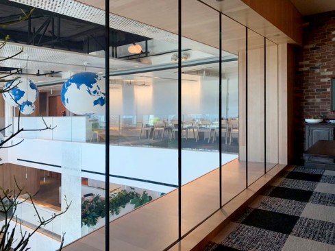 For their corporate office, a Tech Giant wanted a transparent, 2 hour wall for daylight and visual connectivity between spaces. Initial designs showed an alternate assembly requiring prior AHJ approval that uses a combination of special purpose sprinklers with non-rated glass. This was later abandoned because the designers wanted unobstructed, floor-to-ceiling views that can only be achieved with 2-hour, ASTM E-119/UL 263 fire resistive glazing – no AHJ approval required.