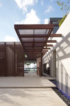The home’s entry sequence offers unobstructed views to the water.