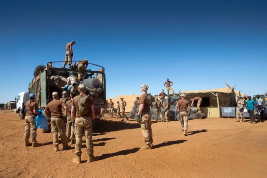 Mali, Gao, 10 februari 2014.Vanaf januari draait Nederland mee in de 'Multidimensional Integrated Stabilisation Mission in Mali' (MINUSMA)Deze missie, waaraan de Nederlanders op verzoek van de VN meedoen, moet de veiligheid en stabiliteit in Mali herstellen en de burgerbevolking beschermen.Nederland zal vooral een rol spelen in het vergaren, verwerken en analyseren van inlichtingen in het gebied.De kwartiermakers zitten sinds januari 2014 in het gebied om de aankomst van de hoofdmacht voor te bereiden en de eerste voorzieningen op te bouwen.Foto: Het hekwerk voor kamp Castor wordt aangeleverd en afgeladen op kamp Serval.