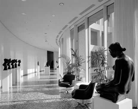 Gallery space lining the central void