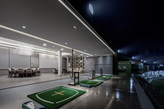 The driving range has a private room for the hitting position on the second floor, and a panoramic large French window, so that the players can feel the course without distance when they rest indoors.
