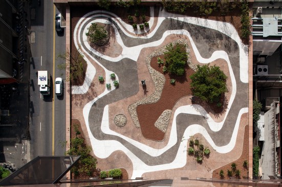 Mineral roof garden at Banco Safra headquarters in São Paulo