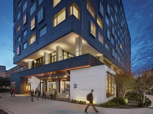 The design for the Study at University City, a boutique hotel at the crossroads between Drexel University and the University of Pennsylvania in West Philadelphia, grows from a sense of place and connectivity to the unique, vibrant and progressive spirit of Philadelphia’s University City. The building, designed by Digsau and completed in 2017, is organized as a simple podium and tower.