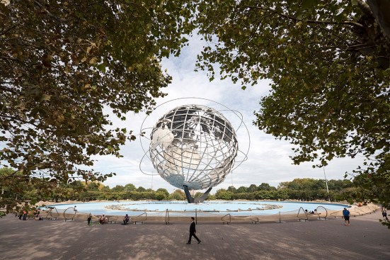 Ai Weiwei"Circle Fence," 2017 Powder-coated mild steel and polypropylene netting Courtesy the artist