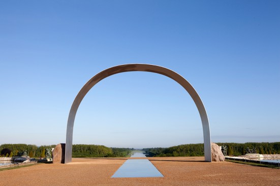 Lee Ufan, Relatum"The Arch of Versailles" (2014) Installation view, Château de Versailles ADAGP Lee Ufan/Courtesy the artist, Kamel Mennour, and Pace