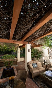 The elegance and comfort of the courtyard, paired with LA’s wonderfully mild climate, mean the homeowners enjoy the space year-round.