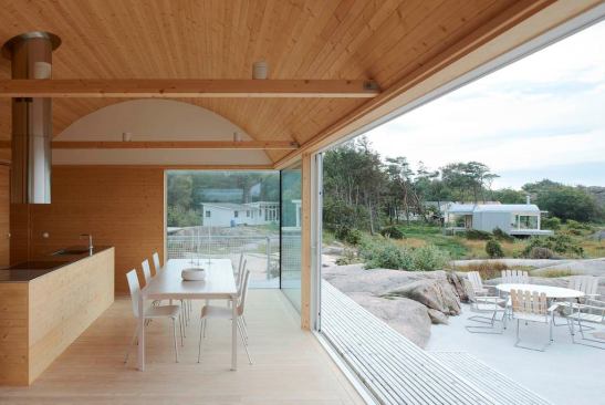 Fahlander designed a similar house, visible just down the shore, for the owner’s parents.