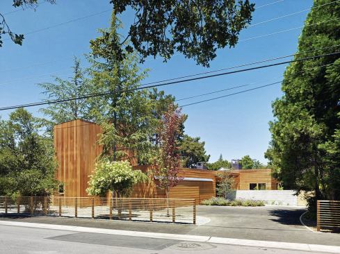 Seen from the street, the single-story house has a minimal profile, with the exception of the 30-foot guest tower at the site's western edge.