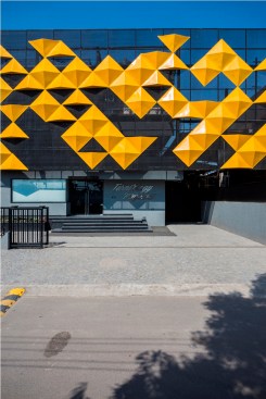 The façade is designed to act as a merger between two buildings