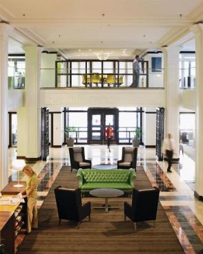 Missouri Bank has been located in the same downtown Kansas City headquarters building for 27 years. Helix renovated the former dry-goods store in 2008, creating a space composed of a ground-level customer area, with offices and conference rooms on the mezzanine level above.