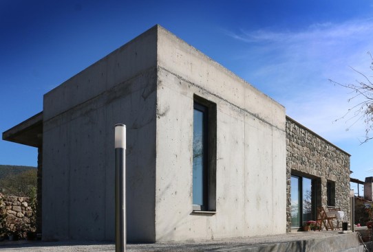 concrete box coming out from a rectangular prism made of natural stone is designed as an acoustically insulated sleeping room.