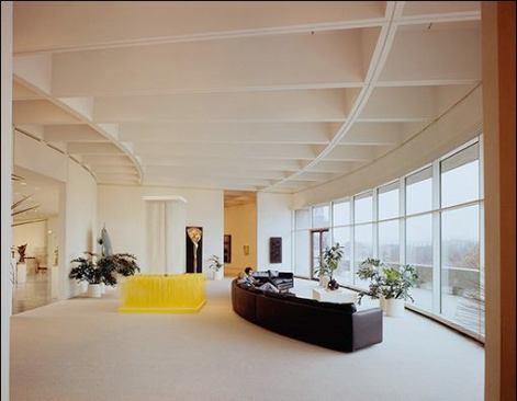 This gallery space opens onto the building's balcony and features panoramic views of the Mall.