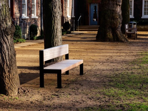 Bench 101. The use of thin steel structure for the seat ends and the hidden screws create a slim and minimalistic look. 