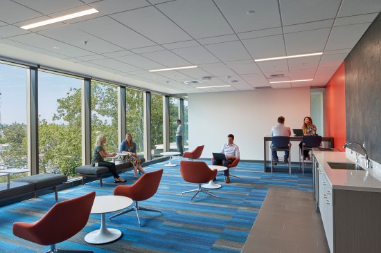 Part of the addition, an employee coffee lounge on the fourth floor of the central core offers staff free drinks and fresh fruit and features views of Sacramento with self-tinting windows, Shaw carpeting, Silestone countertops, and Cotto d’este hexagon ceramic wall tiles.
