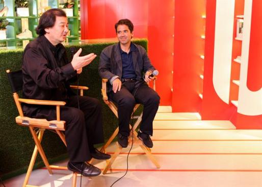 Shigeru+Ban+and+Camper%27s+Miguel+Fluxa+in+conversation+at+the+opening+event.