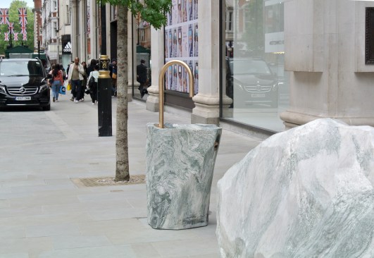 The drinking fountain is available to everyone to refill their bottles in the middle of the city.