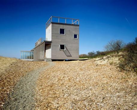 A+two-story+tower+at+the+uphill+end+of+the+house+included+an+exercise+room+and+the+master+bedroom.