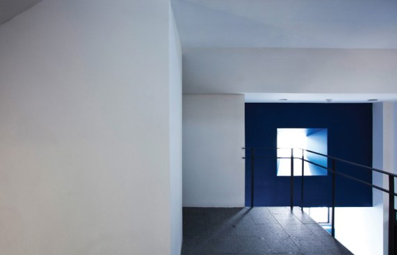 Blue+wall+contrast+with+a+minimal+use+of+white+color+wall.
