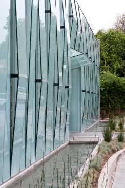 Store+front+with+fountain