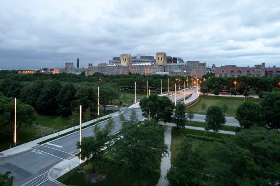 During the day, the custom-designed light masts‑architectural  elements‑take on a sculptural quality, reflecting natural light. As day  transitions to dusk, the light masts illuminate from within.